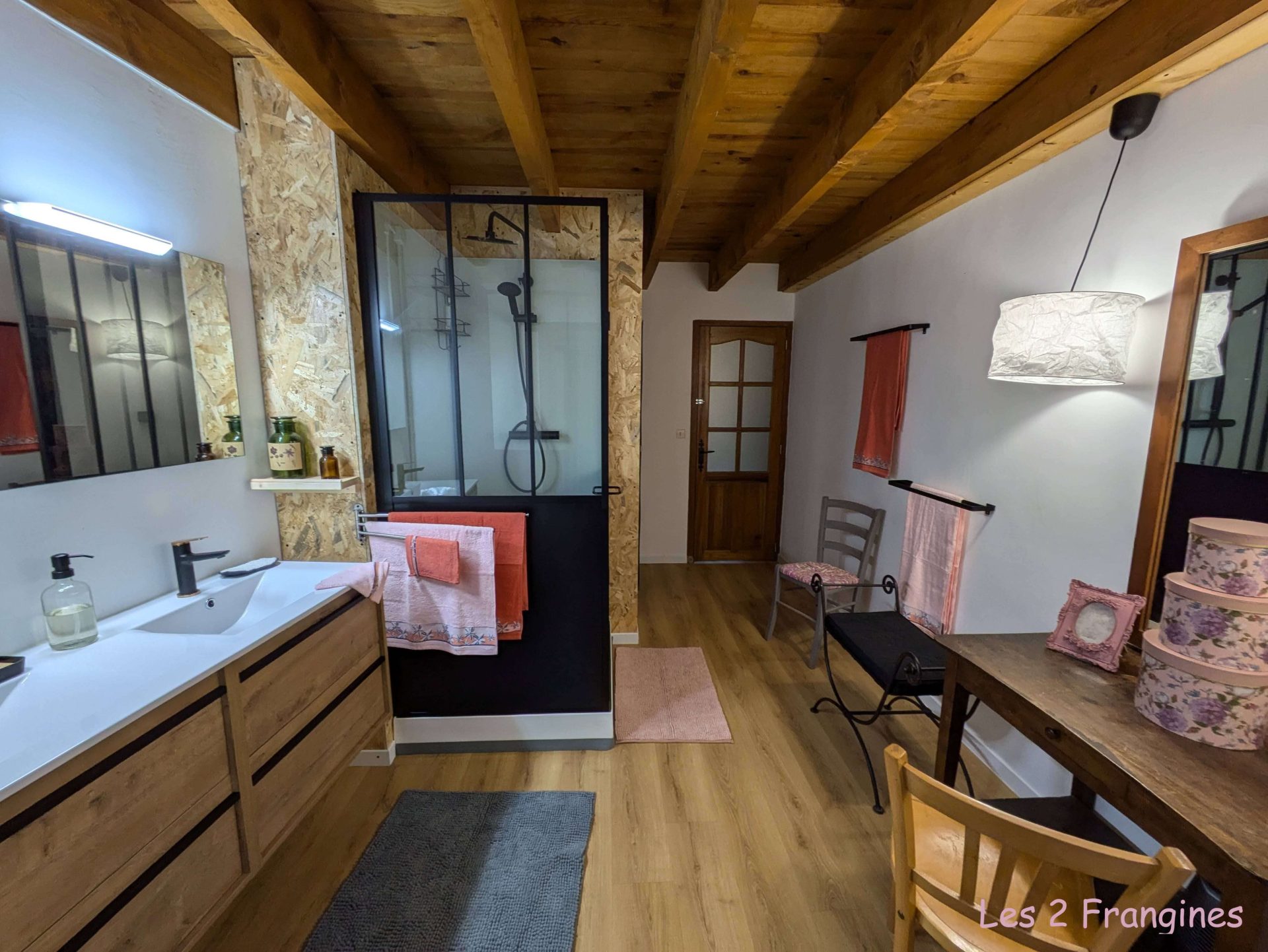 Salle de bain de l'&eacute;tage dans la Cadette