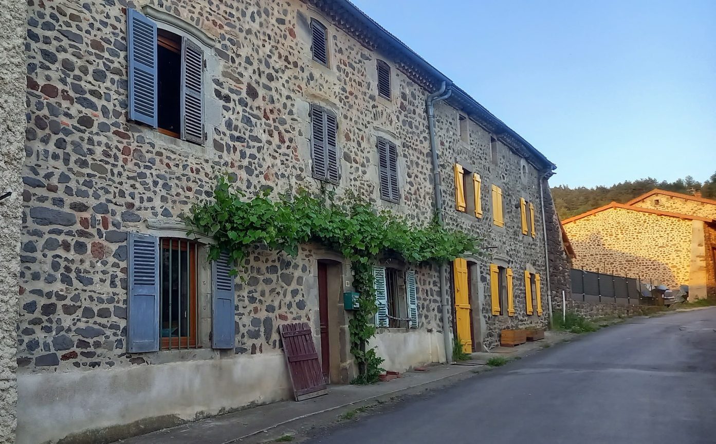 Fa&ccedil;ade-g&icirc;tes-les2Frangines